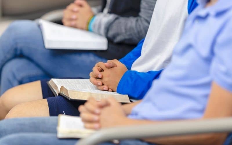 students reading bible