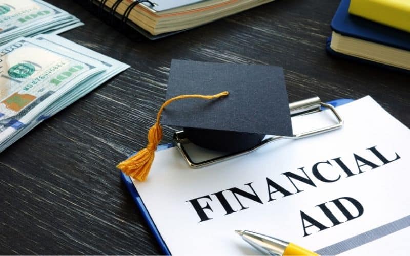 differences between financial aid and scholarships