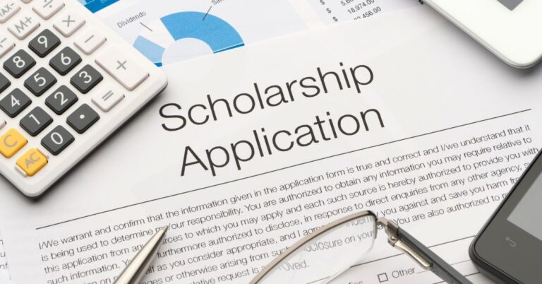 What is the Difference Between Government Grants and Scholarships?