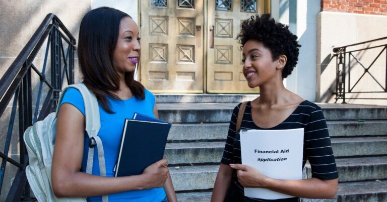 What Are the Differences between Financial Aid and Scholarships?