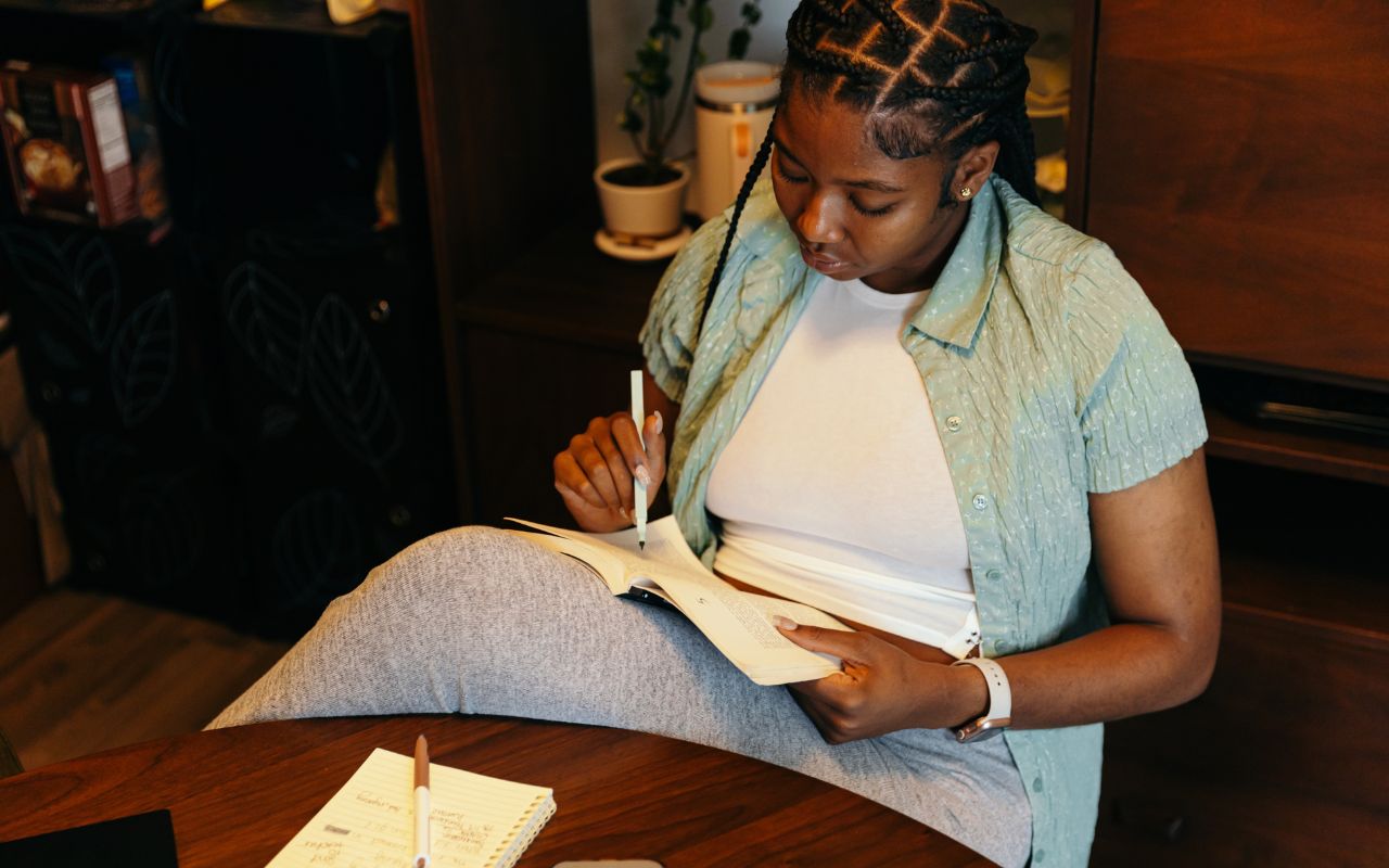 Top 17 Scholarships For Left-Handed Students In April 2025