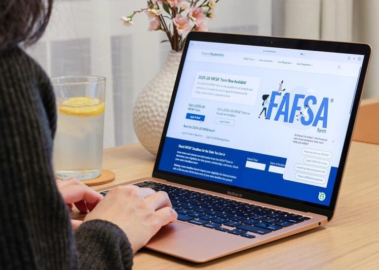 7 scholarships students should consider applying for before 2025 ends